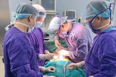 Các bác sĩ tiến hành phẫu thuật cho người bệnh. 