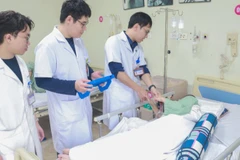 Bác sĩ thăm khám cho bệnh nhân.