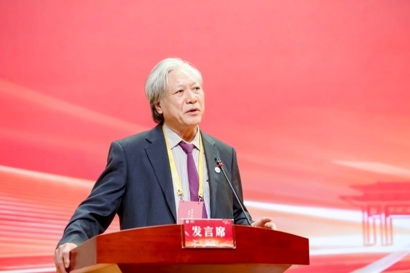 Tác giả đọc tham luận tại hội nghị kỷ niệm 100 năm Đại học Trung y dược Quảng Châu.