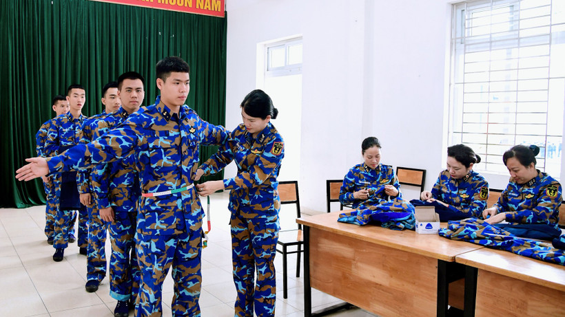 Kích cỡ quân phục của từng chiến sĩ mới được đo cẩn thận để chỉnh sửa vừa vặn, bảo đảm gọn gàng, vừa vặn.