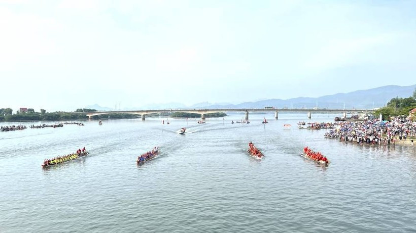 Lễ hội đua thuyền trên sông Gianh. 