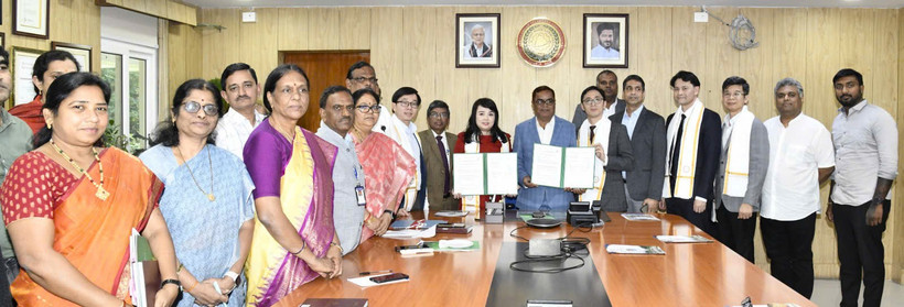 Toàn cảnh ký kết MOU với sự chứng kiến của của ông Trần Thanh Tùng - Tham tán Đại sứ quán Việt Nam tại Ấn Độ. 