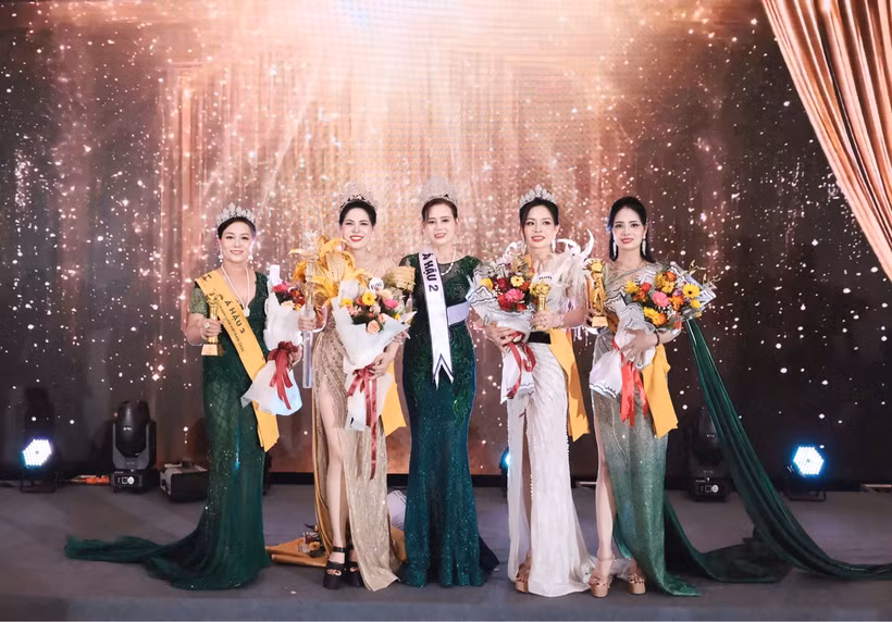 Người đẹp Nguyễn Thị Hồng Hoa đăng quang Nữ hoàng Doanh nhân Tài sắc 2025.