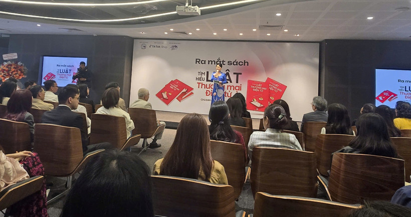 Lễ ra mắt cuốn sách.