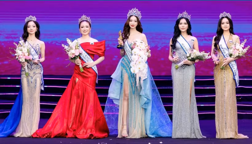 Các hoa hậu và á hậu đăng quang trong đêm chung kết.