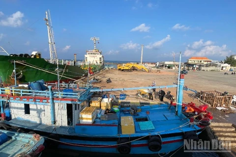 Do sóng lớn, gió mạnh nên các tàu hàng không thể chở nhiên liệu ra phục vụ người dân trên đảo.