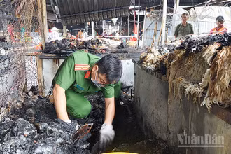 Sáng 16/8, Lực lượng công an khám nghiệm hiện trường vụ cháy. (Ảnh: PHƯỚC THANH)