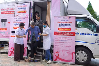 Y, bác sĩ sử dụng hệ thống Dr. CerviCARE với công nghệ AI tầm soát ung thư cổ tử cung.