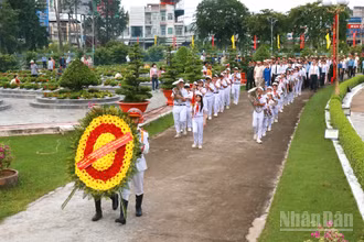Đoàn Đại biểu dâng tràng hoa viếng các Anh hùng liệt sĩ tại Nghĩa trang liệt sĩ tỉnh Đồng Tháp.