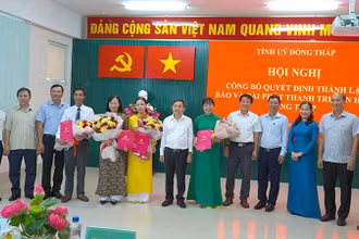 Lãnh đạo tỉnh Đồng Tháp trao quyết định cho các đồng chí lãnh đạo Báo và Đài Phát thanh Truyền hình Đồng Tháp. (Ảnh: HỮU NGHĨA)