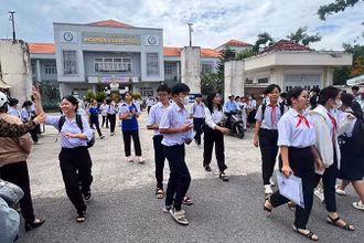 Thí sinh kết thúc môn thi ngữ văn tại một điểm thi ở thành phố Cao Lãnh. (Ảnh: HỮU NGHĨA)