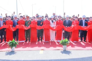 Nghi thức thông xe kỹ thuật dự án đầu tư xây dựng cầu Cẩm Vân.