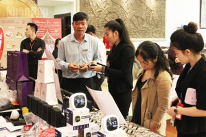 Khách hàng trải nghiệm mua sắm tại Mega Sale.