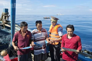 Tuyên truyền các quy định chống khai thác IUU cho ngư dân.