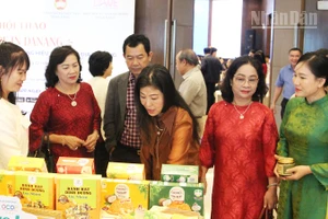 Đại biểu tham quan, tìm hiểu các sản phẩm đặc trưng của thành phố Đà Nẵng.