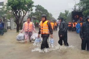 Các lực lượng kịp thời vận chuyển lương thực, nước uống cho người dân bị cô lập và bệnh viện (tháng 10/2025).