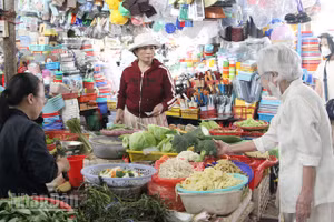 Người dân mua hàng tại chợ Đống Đa.