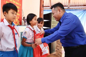 Trao tặng các phần quà cho các em thiếu nhi.