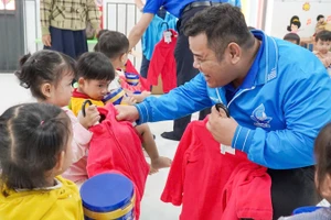 Trao tặng quà cho các em nhỏ.