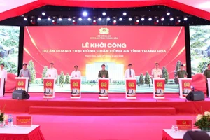 Nghi thức bấm nút khởi công dự án doanh trại đóng quân Công an tỉnh Thanh Hóa.