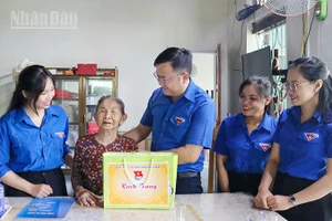 Bí thư Thành đoàn Đà Nẵng Lê Công Hùng tặng quà tri ân Mẹ Việt Nam Anh hùng.