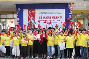 Học viên cùng thầy cô, phụ huynh của Trung tâm tại Lễ khai giảng.