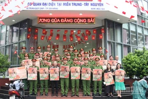 Cán bộ, chiến sĩ công an đến nhận phụ san.