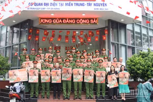Cán bộ, chiến sĩ công an đến nhận phụ san.