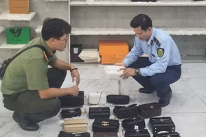 Lực lượng chức năng kiểm tra hộ kinh doanh M. P. (Ảnh: QLTT)