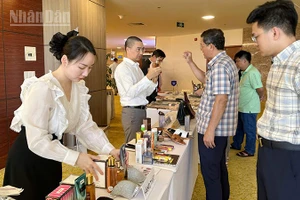 Triển lãm phân biệt hàng thật, hàng giả tại Hội nghị.