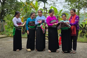 Những phụ nữ gìn giữ nghề thổ cẩm ở xứ Thanh.