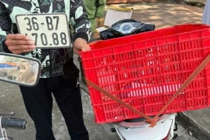 Anh Ngô Đăng H. và chiếc xe vi phạm.