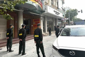 Lực lượng công an kiểm tra Công ty TNHH Thương mại vàng bạc Kim Chung.