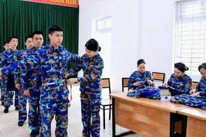 Kích cỡ quân phục của từng chiến sĩ mới được đo cẩn thận để chỉnh sửa vừa vặn, bảo đảm gọn gàng, vừa vặn.