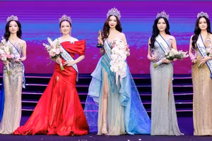 Các hoa hậu và á hậu đăng quang trong đêm chung kết.