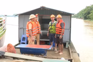 Cảnh sát đường thủy tại Thanh Hóa làm việc với chủ phương tiện trên sông.