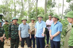 Chủ tịch Ủy ban nhân dân tỉnh Thanh Hóa chỉ đạo khắc phục sự cố đê sông Hoàng.