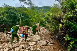Các chiến sĩ công an tiếp cận bản Pa.