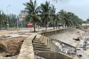 Kè biển Hải Tiến bị sóng đánh hỏng.