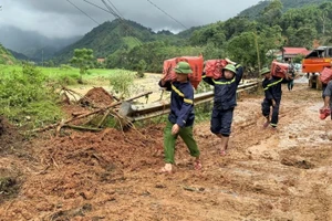 Lực lượng công an Thanh Hóa tiếp tế lương thực cho các bản bị cô lập.