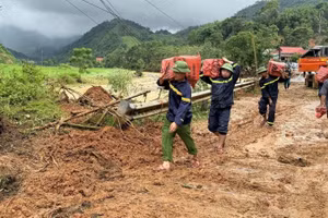 Lực lượng công an Thanh Hóa tiếp tế lương thực cho các bản bị cô lập.