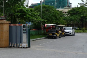 Xe điện chờ khách tại khu du lịch biển Sầm Sơn, tỉnh Thanh Hóa.