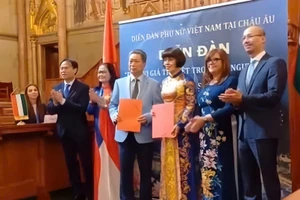 Ban Tổ chức Cuộc Vận động xây dựng văn hóa doanh nghiệp Việt Nam và Diễn đàn Phụ nữ Việt Nam tại châu Âu kí kết Chương trình phối hợp triển khai Ngày Văn hóa doanh nghiệp Việt Nam. 