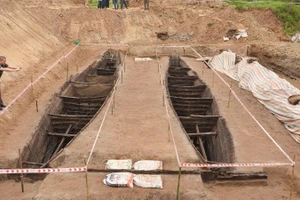 Toàn cảnh hai chiếc thuyển cổ sau khi được khai quật khẩn cấp tại thị xã Thuận Thành, tỉnh Bắc Ninh. (Ảnh: nhandan.vn)