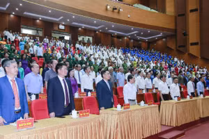 Các đại biểu thực hiện nghi thức chào cờ.