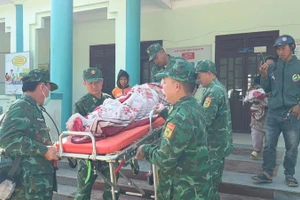 Đồn Biên phòng Ga Ry cấp cứu sản phụ. (Ảnh: Đồn Biên phòng cung cấp)