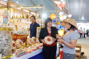Người dân tham quan, mua sắm tại phiên chợ.