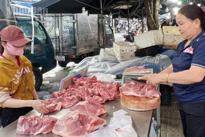 Người dân mua hàng tại điểm bán thịt bình ổn giá.