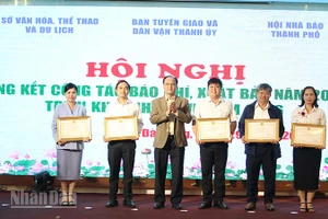 Ban tổ chức khen thưởng tập thể có thành tích xuất sắc trong công tác báo chí năm 2025.