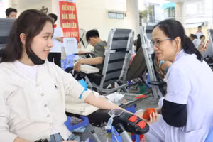 Người dân tham gia hiến máu tại Lễ hội Xuân hồng.